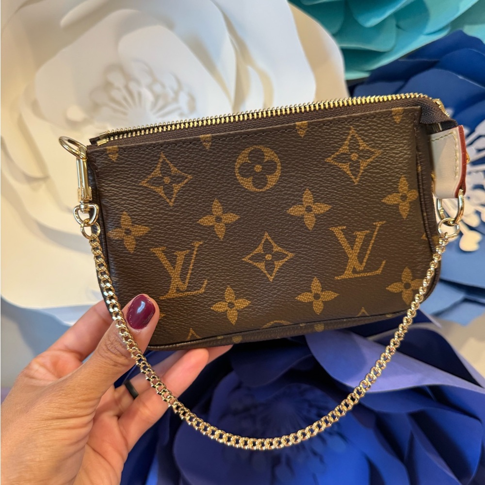 ⭕️SOLD⭕️Louis Vuitton Gold and Brown Monogram Wristlet - Picture 8 of 15